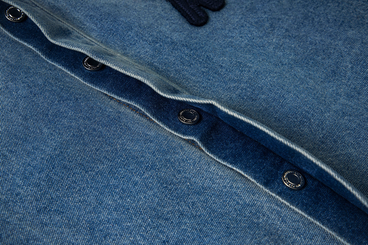 Ami Classic Heart Embroidered Cropped Denim Shirt 847